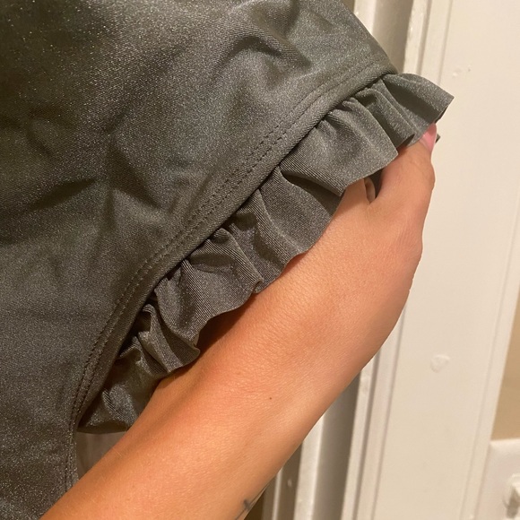 CUPSHE Grey Ruffle detail one piece swimsuit - Picture 2 of 9